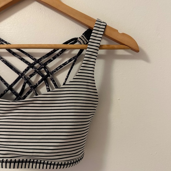 Lululemon Free To Be Bra (Wild) Sports Bra in Black and White Stripe | Size 6 - Picture 2 of 6